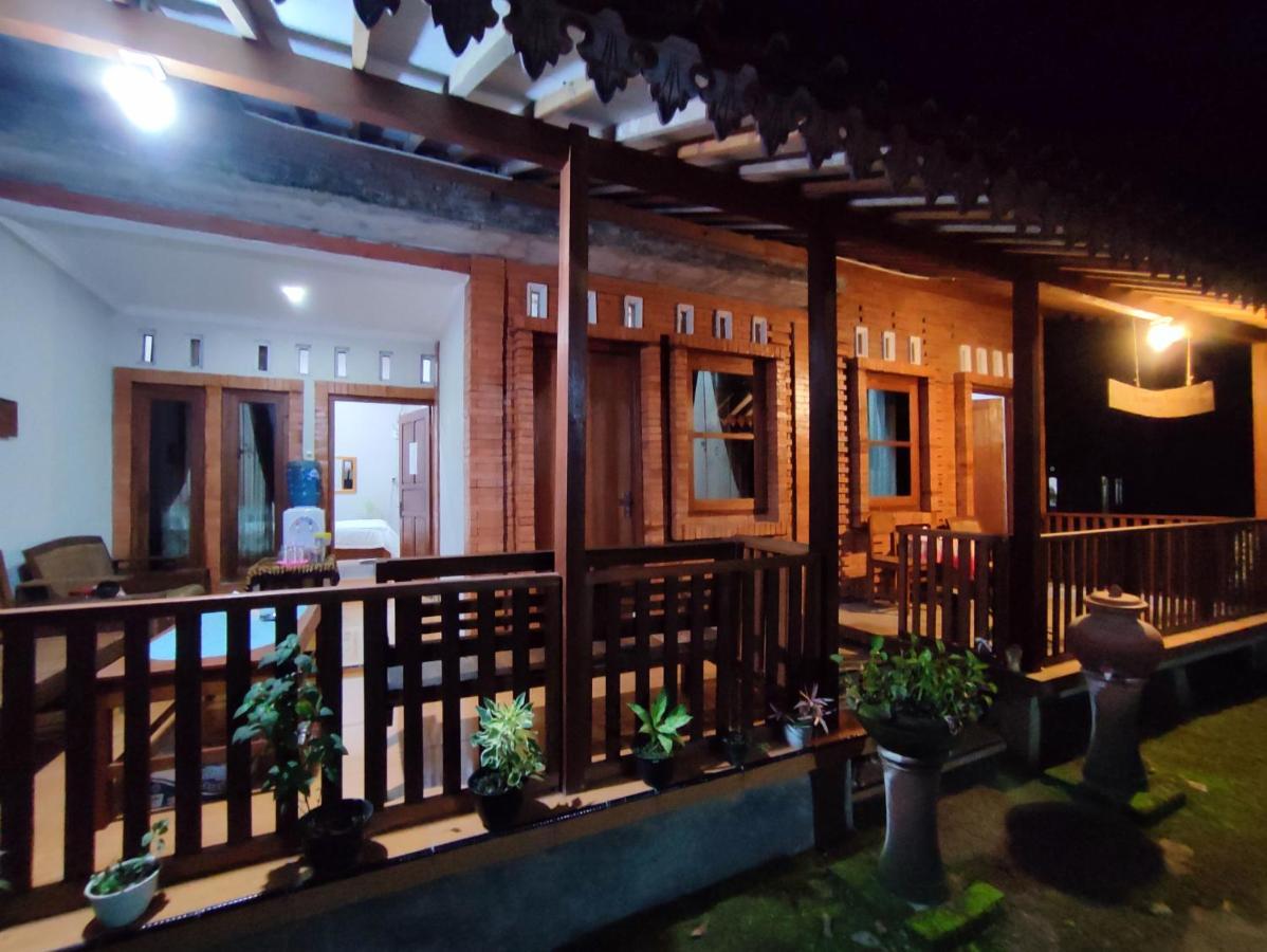 Romadhoni Homestay Magelang Exterior foto